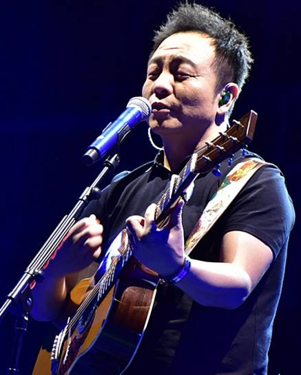 当所有歌手像害怕瘟疫一样,害怕过气的时候,只有许巍屏蔽自己,远离