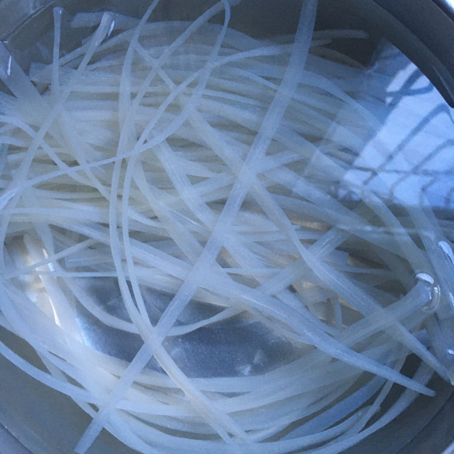 芝麻酱酸辣粉带,口感筋道爽滑,吃起来太过瘾了