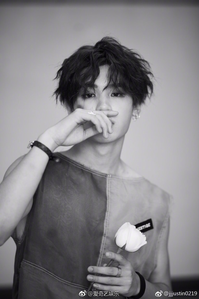 黄明昊×蔡徐坤mono图片