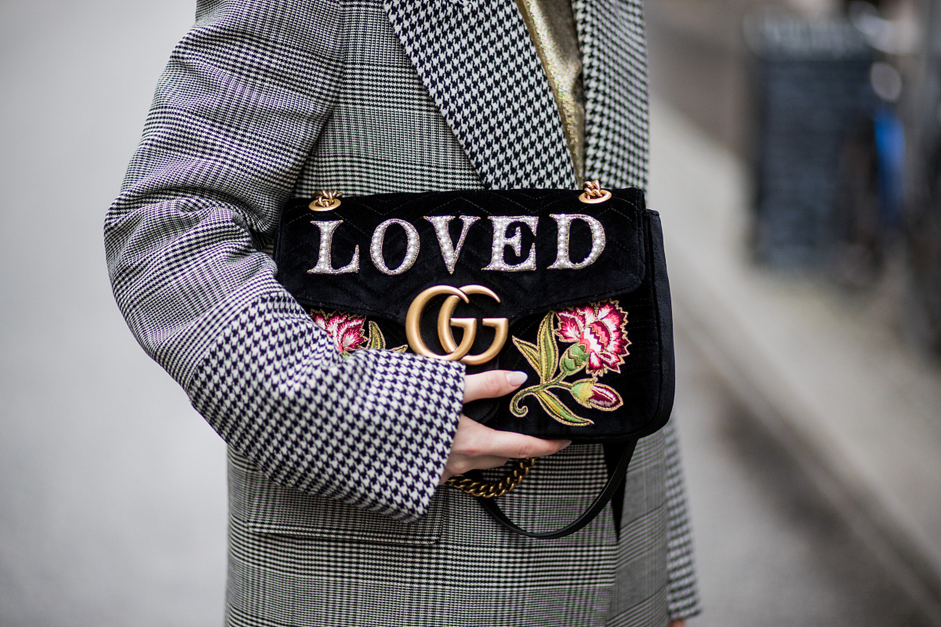 古驰和酷奇是著名的奢侈品牌,logo设计各具特色.