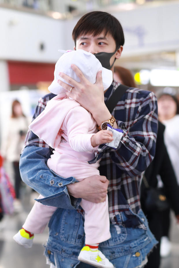 奶爸力max!付辛博单手抱娃紧遮孩子小脸超细心