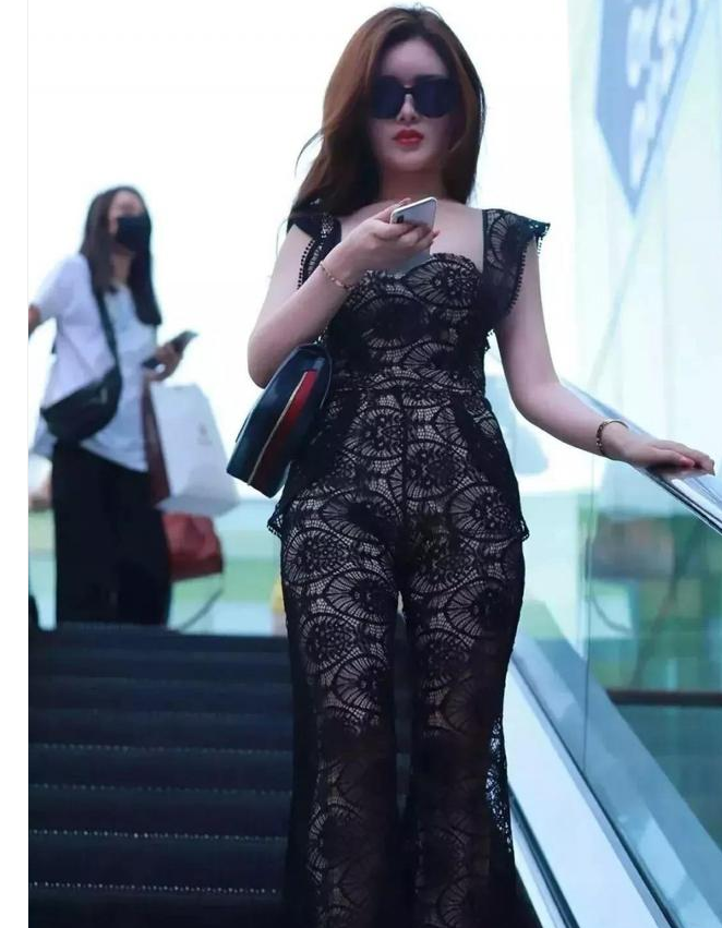 街拍:透视装美女身材性感火辣,想对图2说,外面风大跟我回家