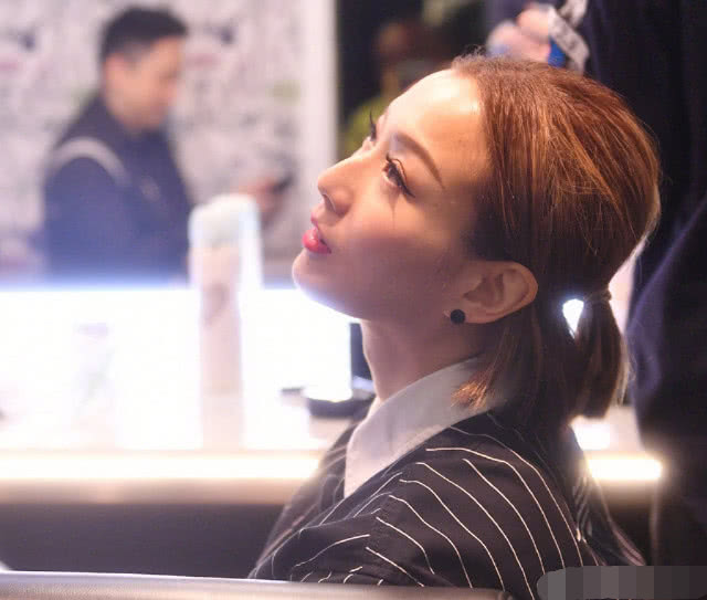 郑秀文没有发表任何言论,却把自己社交账号头像都改成了黑色