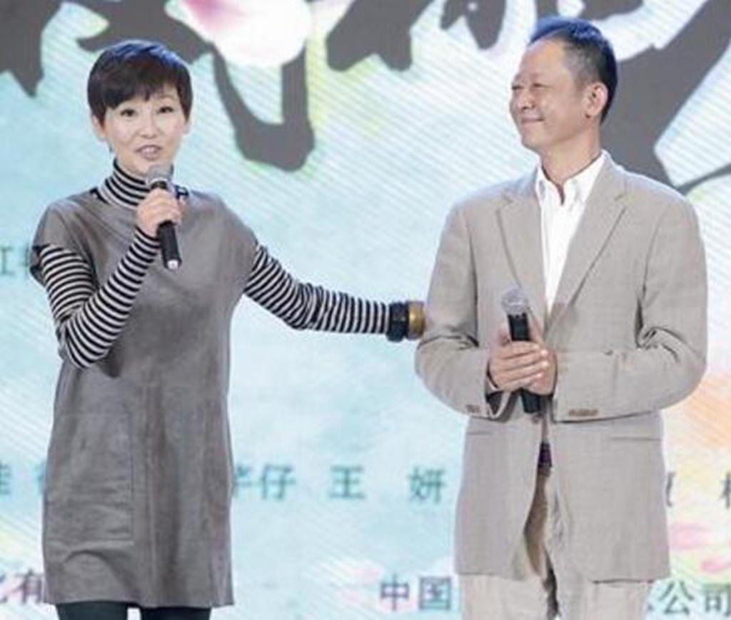 看了徐帆前任近照,再看看现任丈夫冯小刚,简直不是一个档次的!