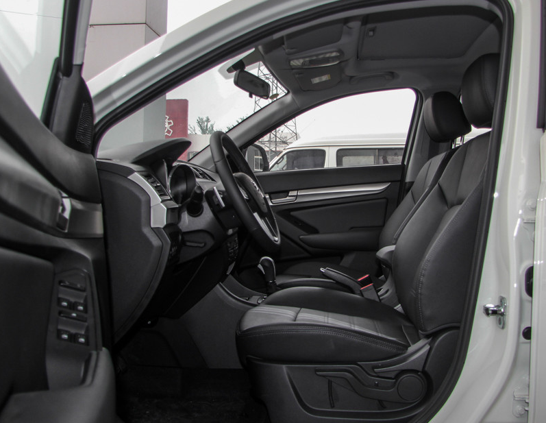 绅宝x65内饰宽敞舒适,这辆开出去很有面子