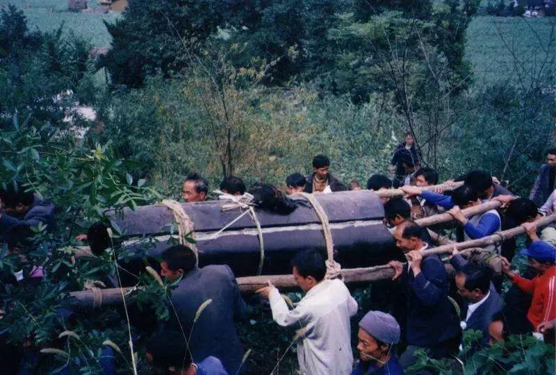 抬棺人送棺上山,棺材意外落地,头七回魂惹来血光之灾