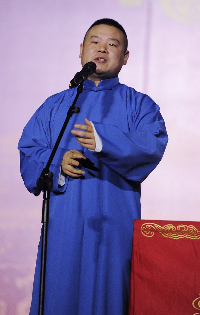 相声演员苗阜,参演了一部电影,我和我的家乡,导演弄了不少海报,每上一