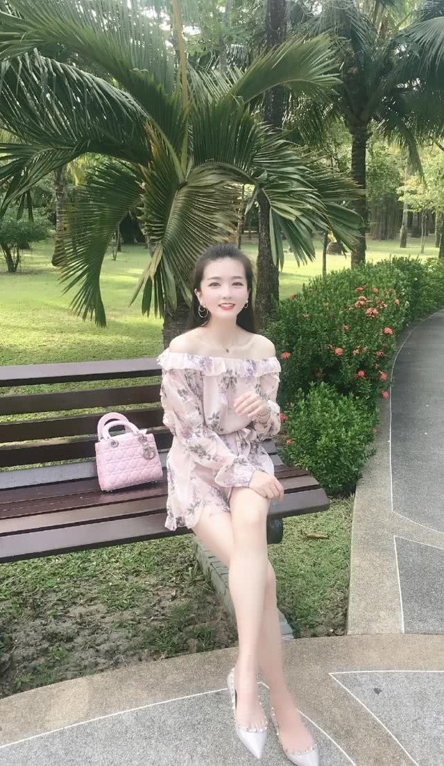 上身是一件白色的百搭毛衣,搭配一款黑色的长靴,这款靴子是皮质的