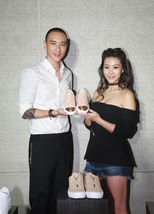 "台湾第一帅"王阳明与娇妻蔡诗芸出席活动 潮范十足