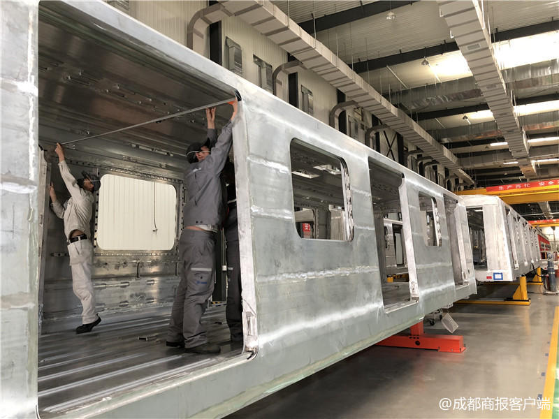 地铁5号线首列"成都造"a型铝合金车体在新津正式下线