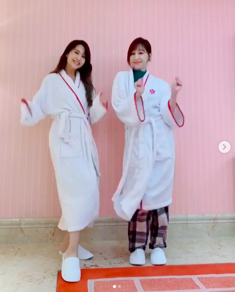 杨丞琳王心凌穿睡袍同框跳舞 左右摇摆心情佳