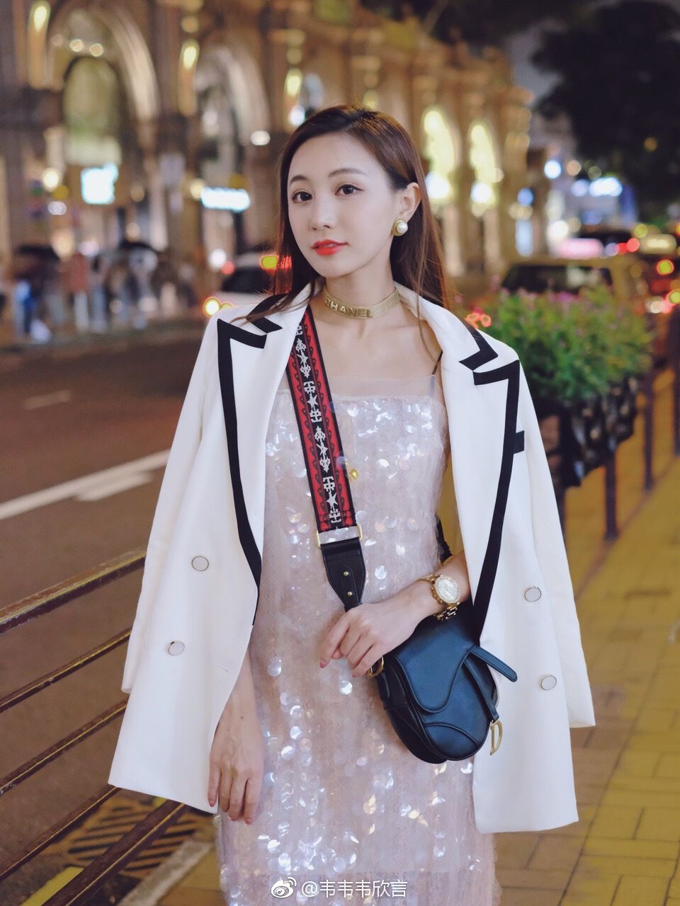韦欣言:时尚女人的娇柔美丽
