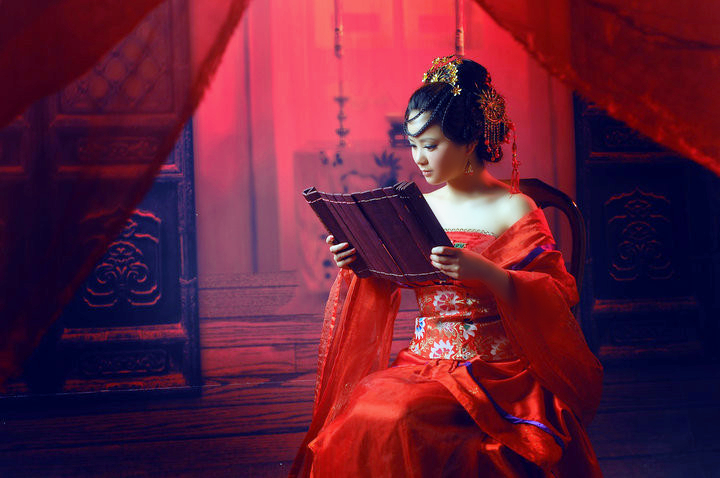 人像摄影(民族风情红色古装美女)