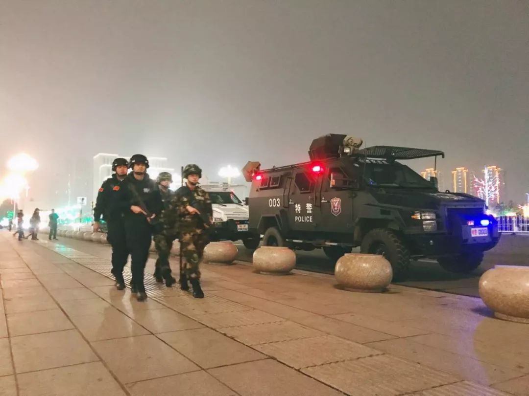 特警夜巡,守护平安