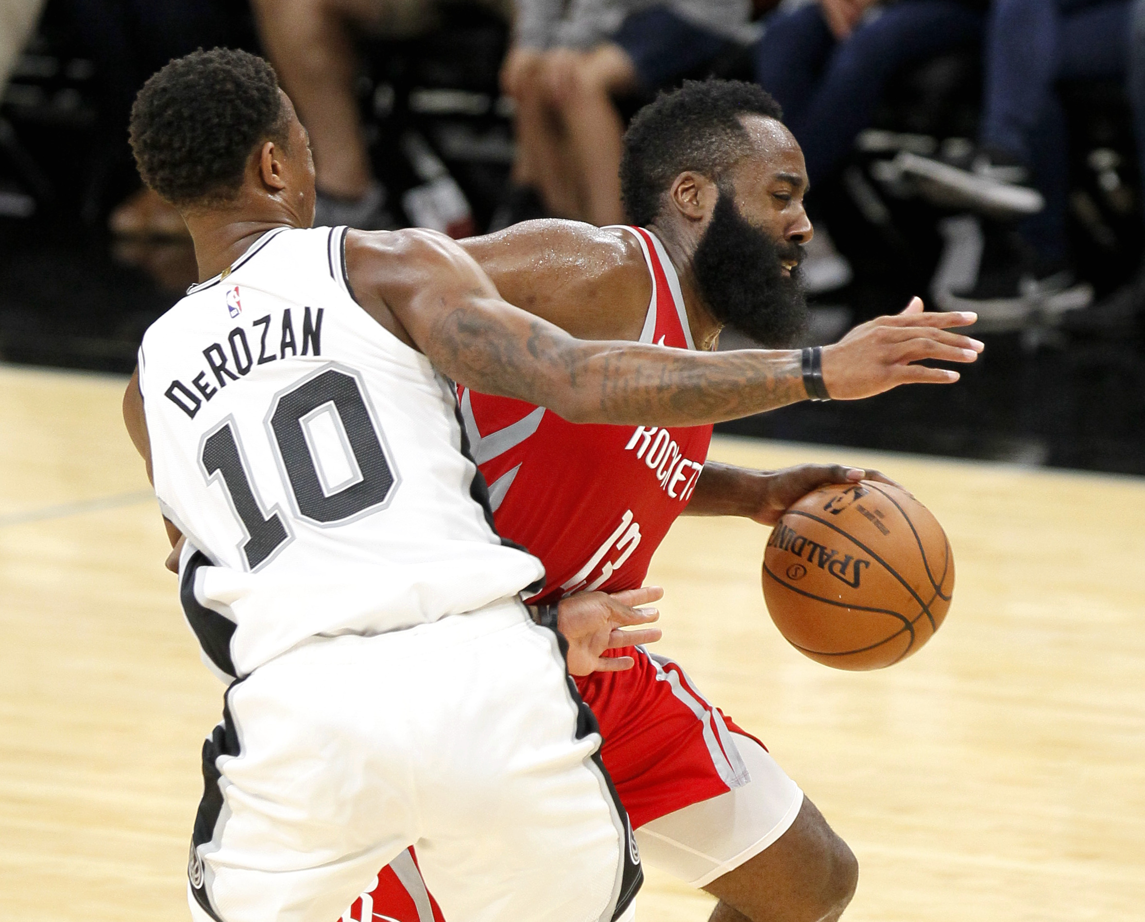篮球——nba季前赛:火箭胜马刺