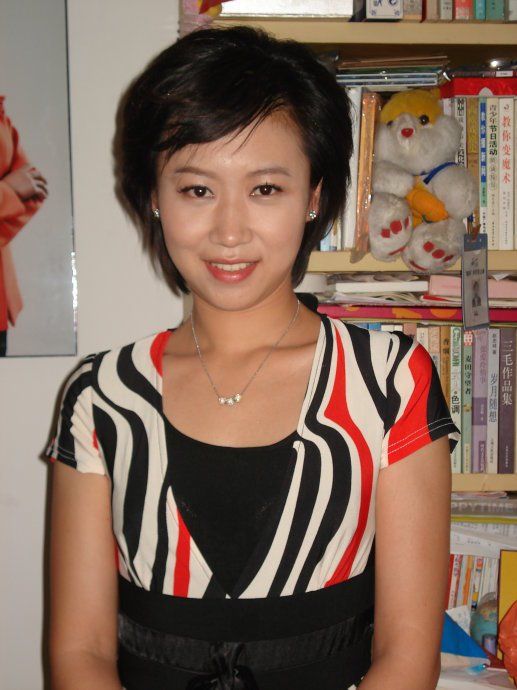 著名优秀主持人,25岁只做了一天新娘就去世,丈夫至今孤身一人