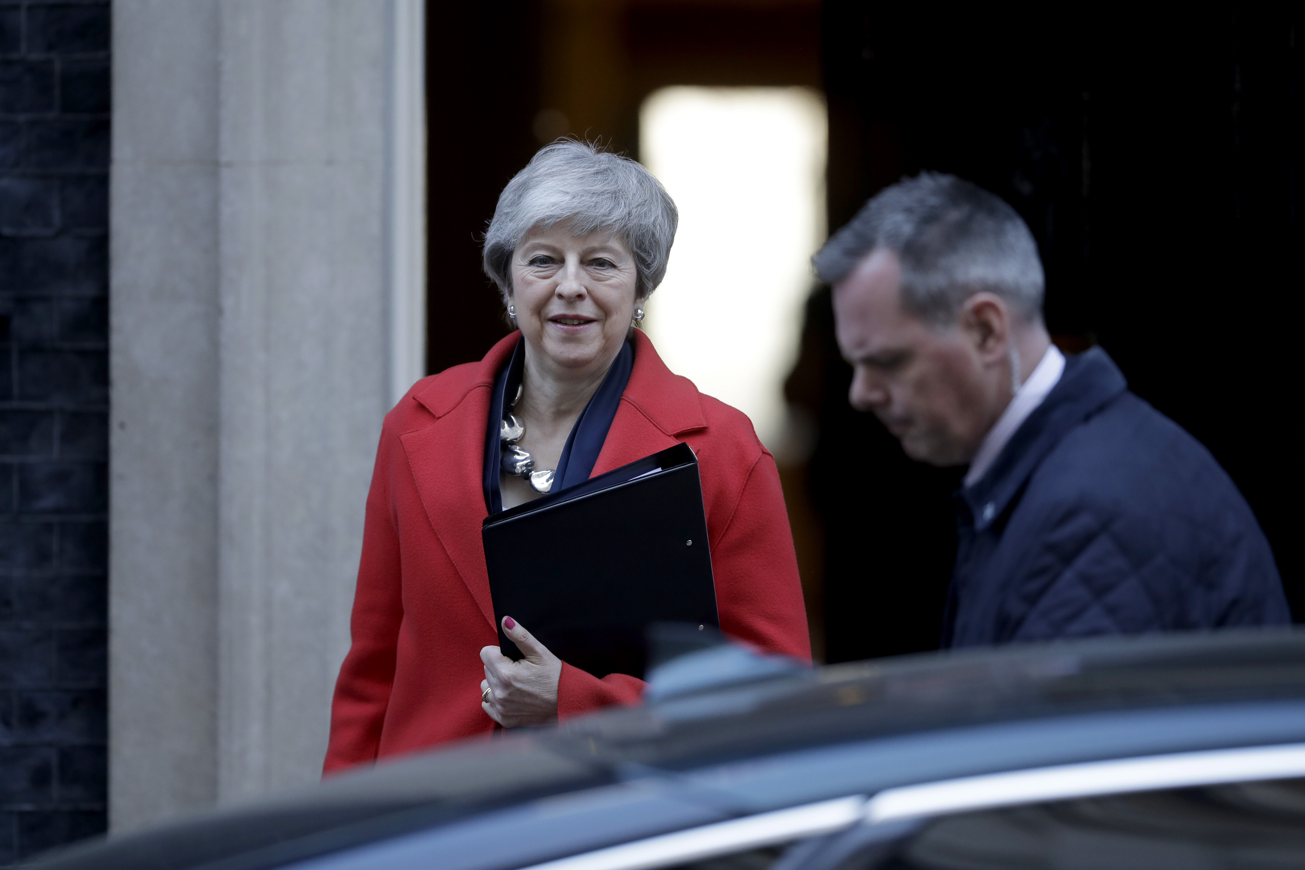 英国首相称将由议会决定是否推迟"脱欧"