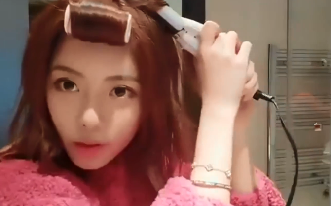 周淑怡教粉丝怎么用美发棒 看到她的美发棒后 女粉丝 不用学 周淑怡教粉丝怎么用美发棒 看到她的美发棒后 女粉丝 不用学