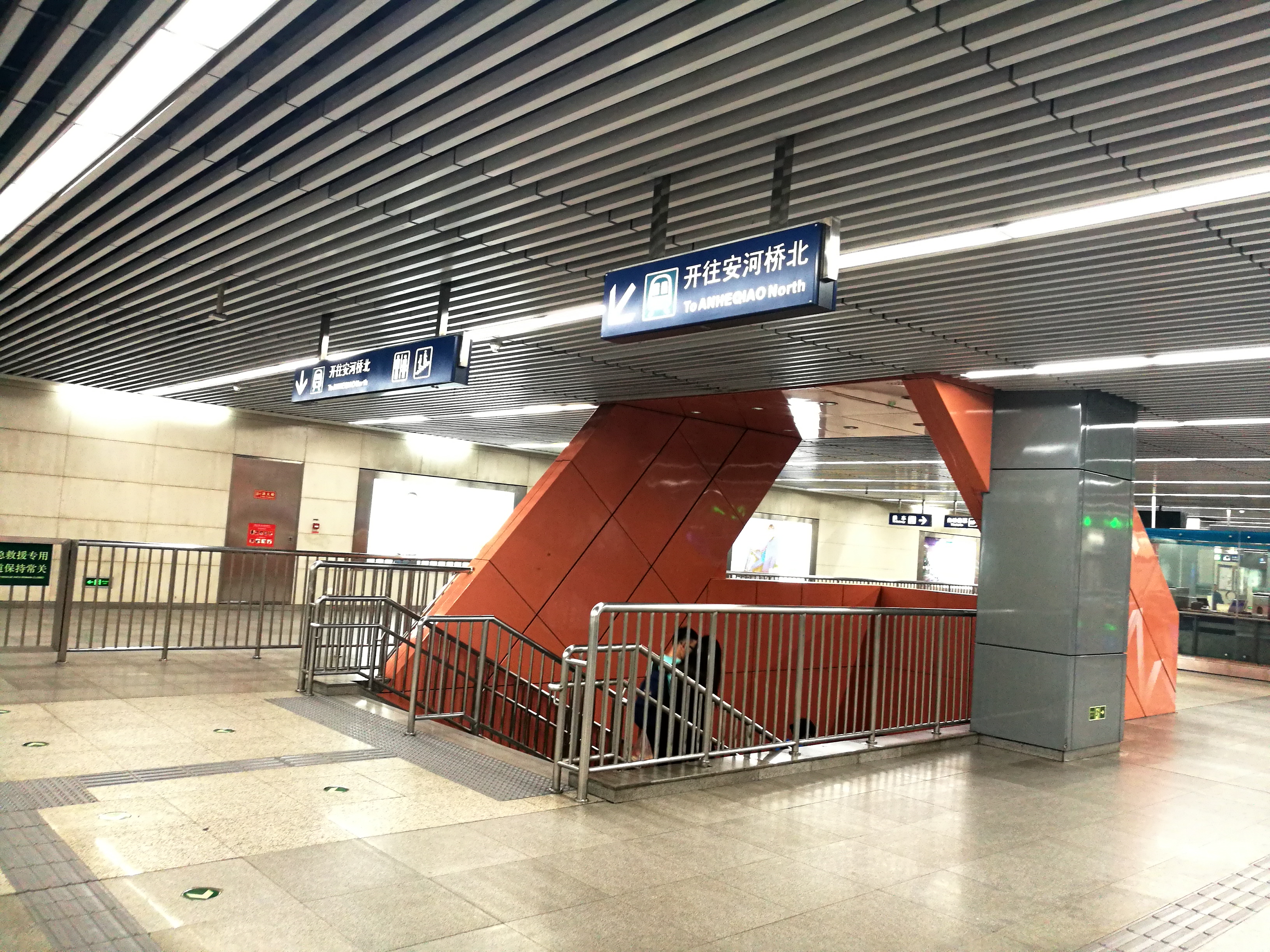 北京地铁大兴线的新宫站规模巨大:站厅和站台的结构也非常特殊