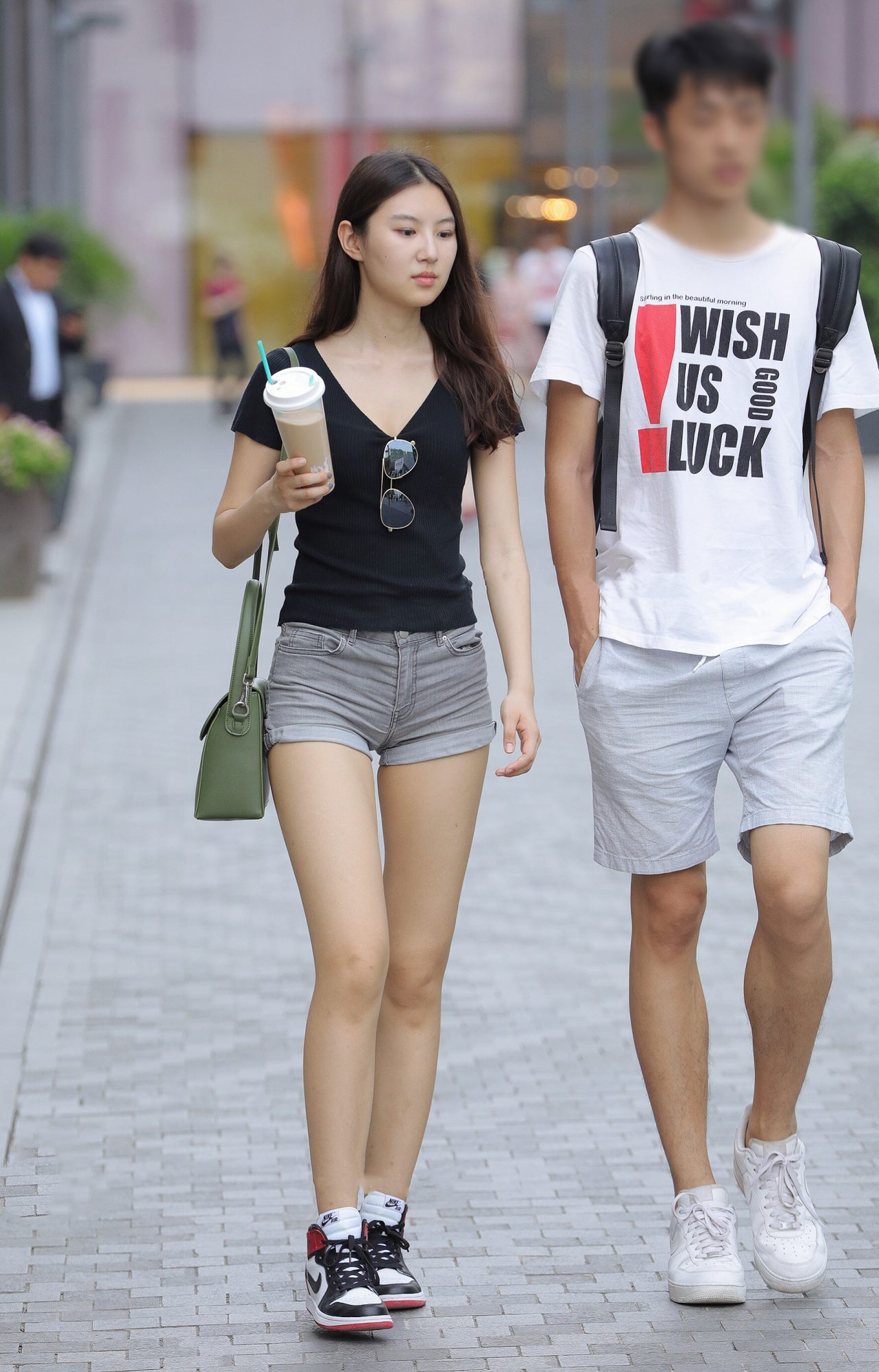 热恋中的情侣:身穿短裤的女生挺漂亮的