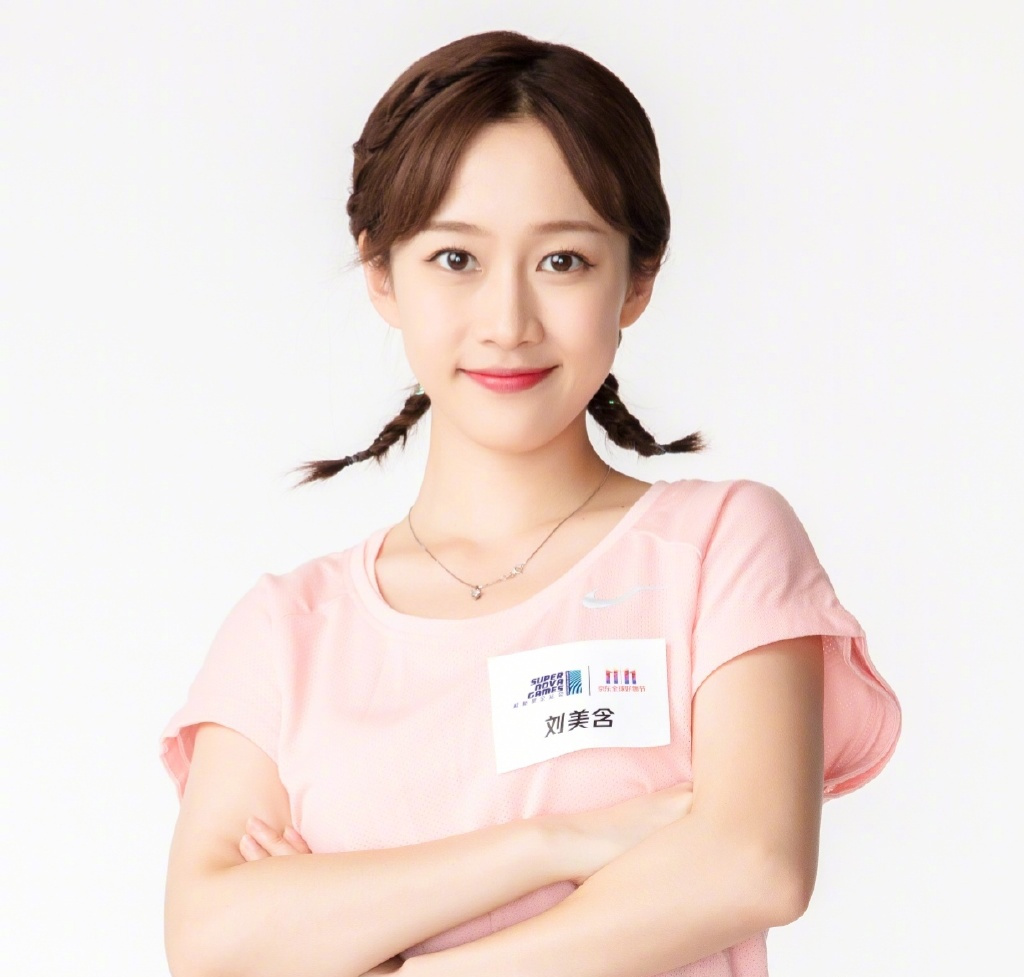 最后是年纪最小的黄安仪,剧中的小魔仙,长大后的她可以用脱胎换骨来