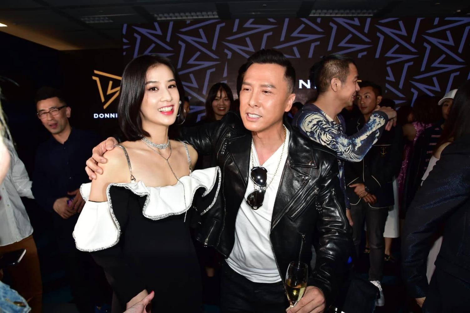 黄圣依为甄子丹眼镜店站台,一袭黑白配优雅吸睛,网友:价格惊人