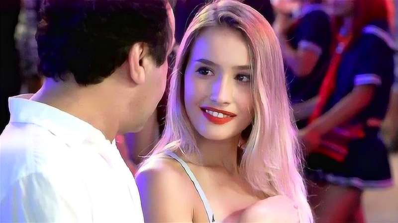 小伙去俄罗斯旅游,就带了一箱的红星二锅头,猜