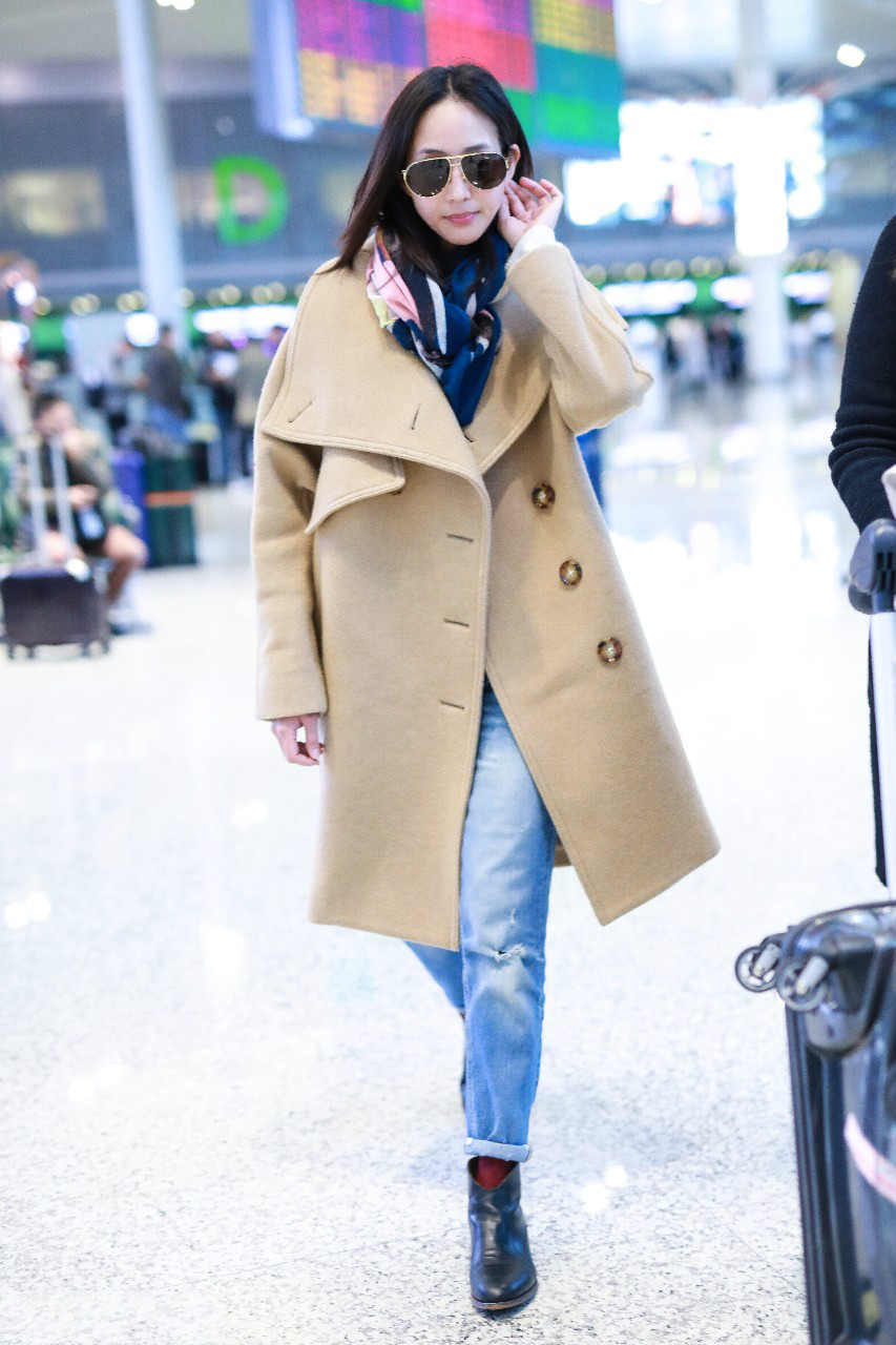 张钧甯戴墨镜穿卡其色大衣现身机场,皮肤白皙.