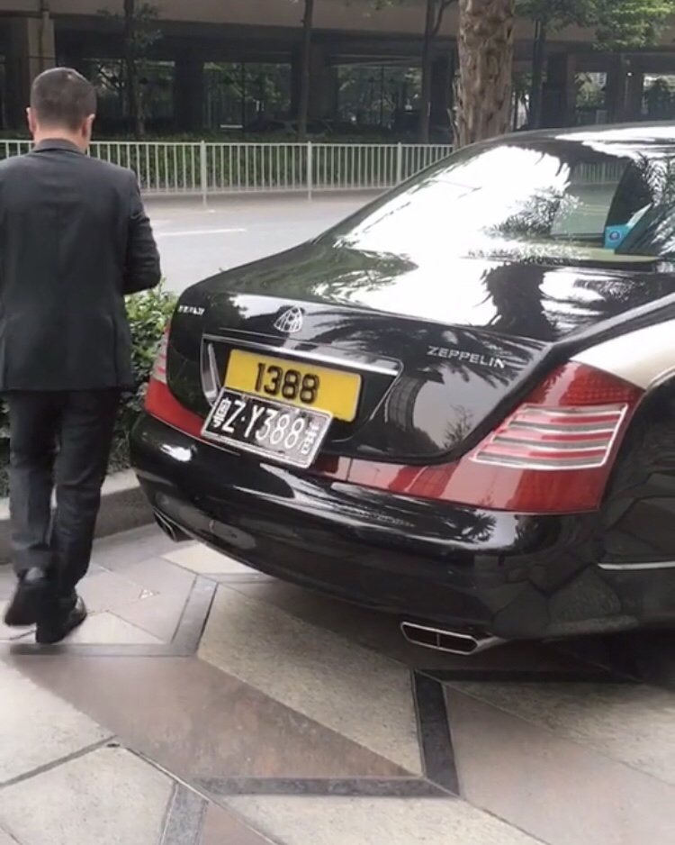 深圳街拍香港大佬的迈巴赫62s,一辆车配两个秘书,车主格局很强