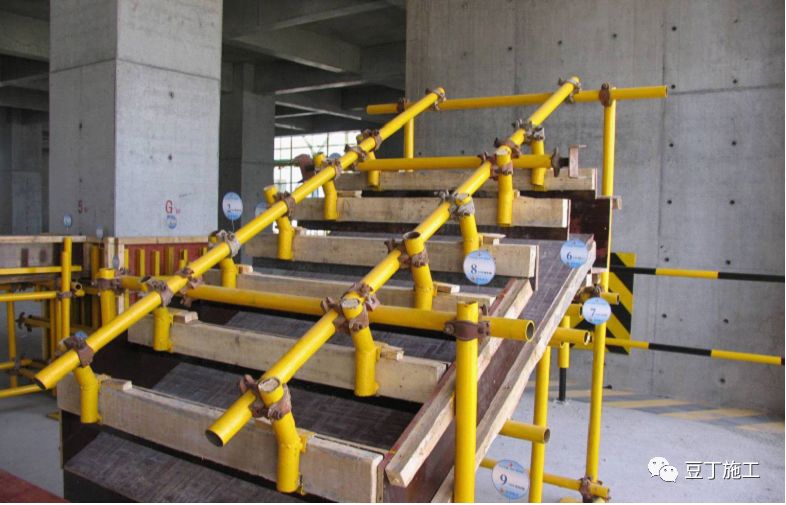 六,楼梯踏步定型化做法吊模施工定型化做法(二)4,拆模后外观 ;3,浇筑