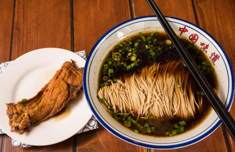 独家秘制爆鱼面:鱼肉鲜嫩,汤料完美,吃货们绝对不容错过!