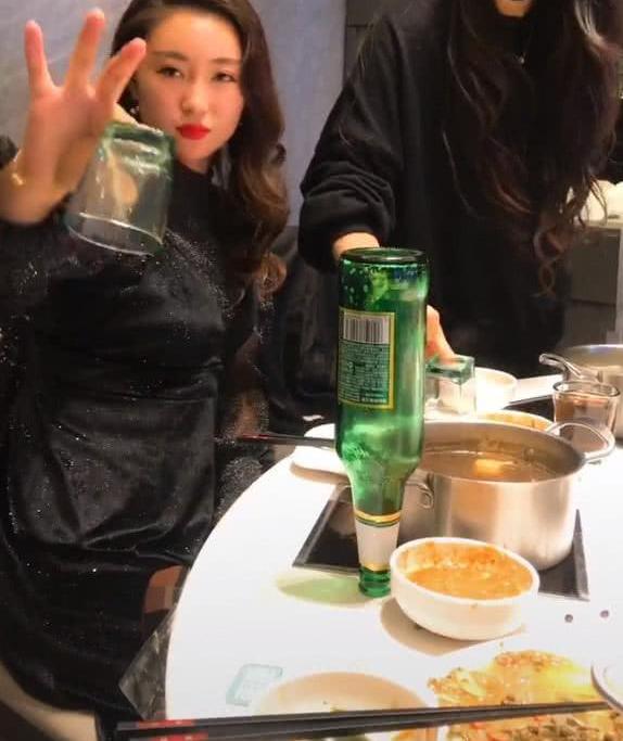 女孩秀"绝活"意外走红,单手捏酒瓶臂力惊人,网友:酒场