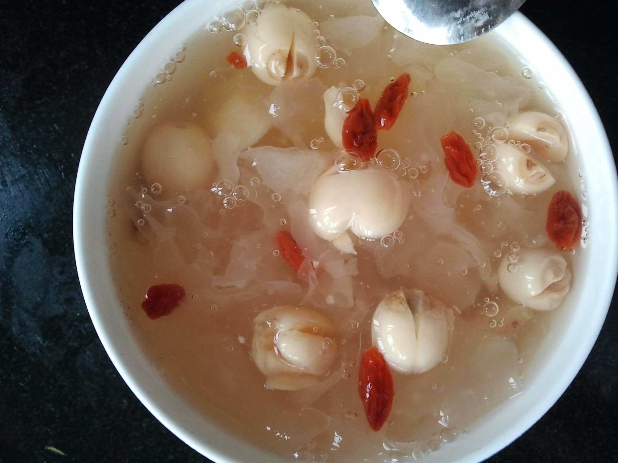 做银耳莲子羹时,别只傻傻的加冰糖,多加这一种水果,更加鲜甜