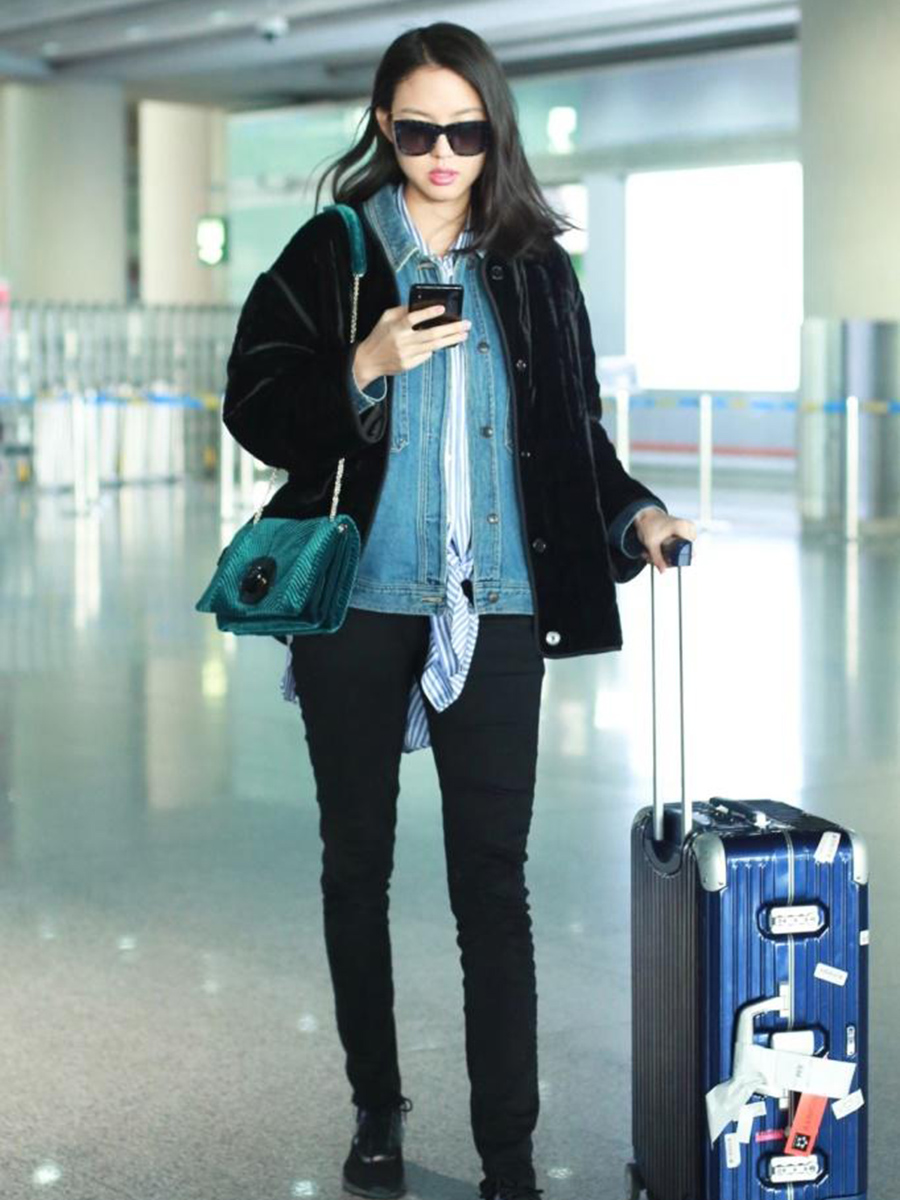 34岁辣妈张梓琳机场秀,三件叠穿好保暖,平底鞋难掩"无敌"长腿