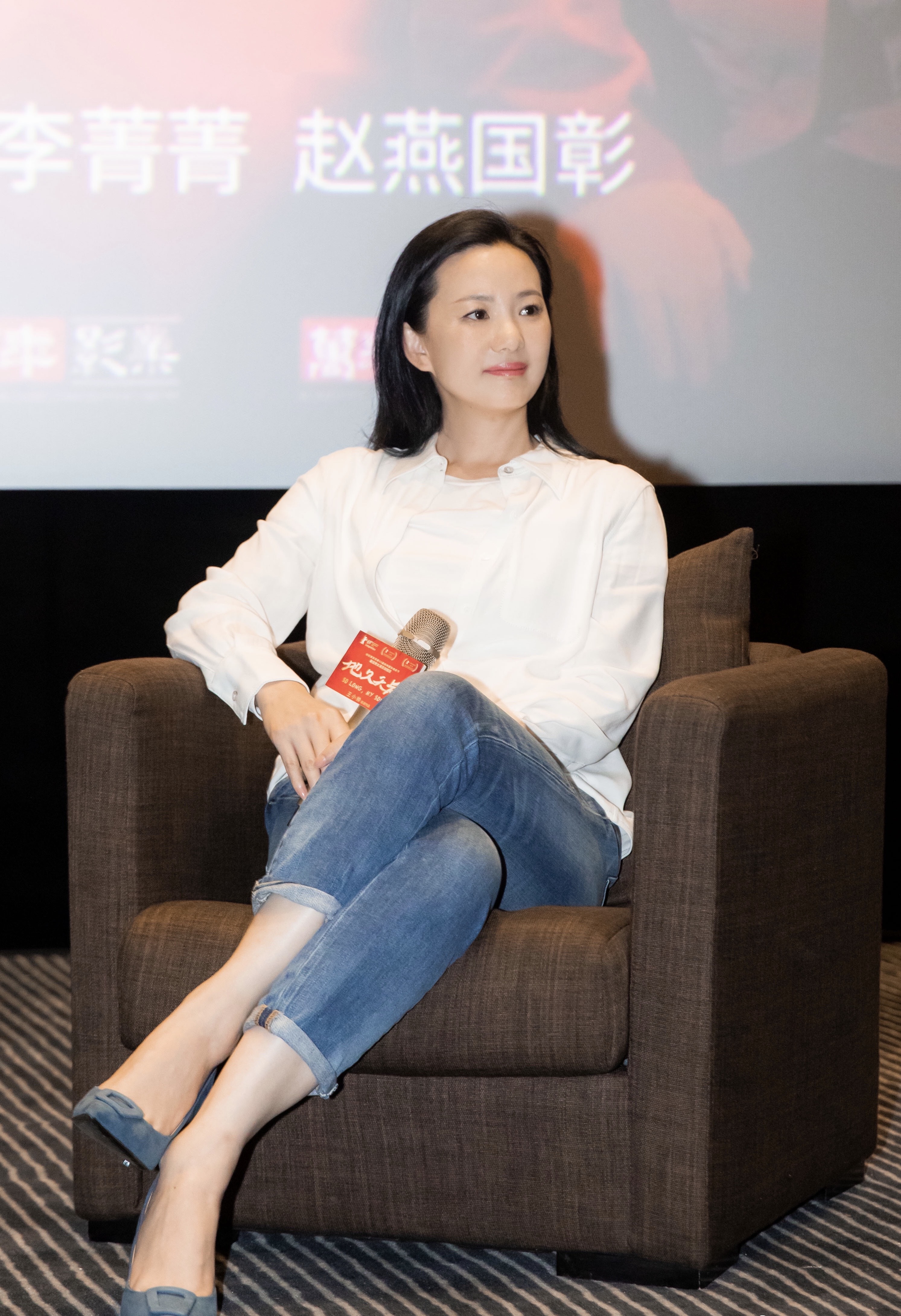 奔五的女人尽量不要大衣配靴子,学咏梅这样穿,气质好到让人羡慕