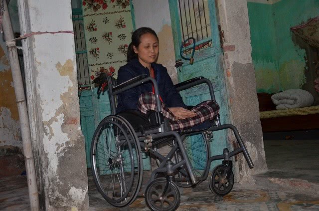 女子17岁瘫痪后一直未婚,如今54岁在轮椅上照顾9旬母亲