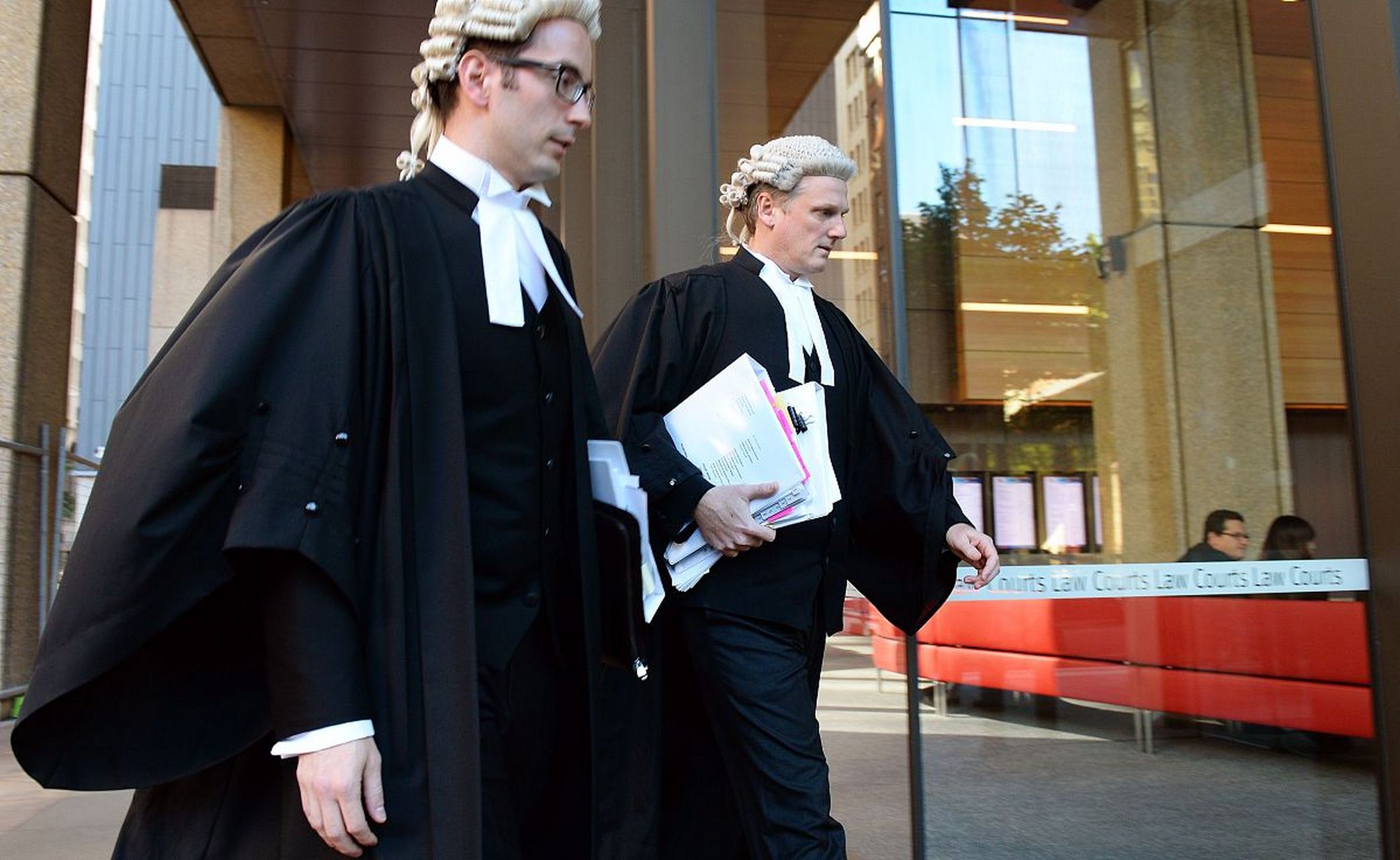 为什么英国的法官会戴假发:在一些影视作品中,经常能看到在英国法庭上