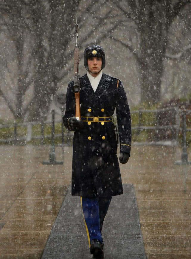 和平时期,站岗哨兵遇到哪些情况可以开枪?美军经验值得学习