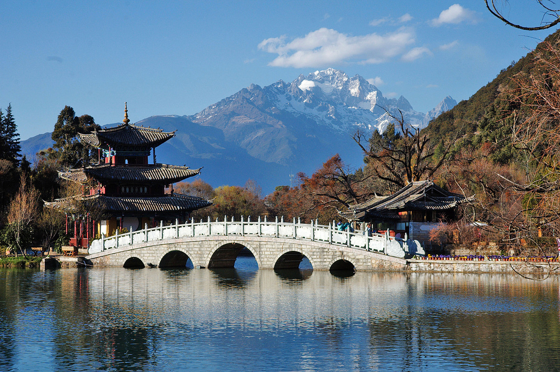 黑龙潭公园:以五孔桥,得月楼,雪山及黑龙潭中的雪山倒影,组成了丽江的