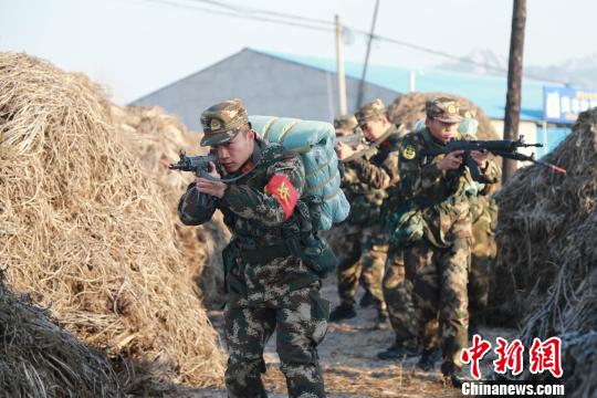 新兵野营拉练图片