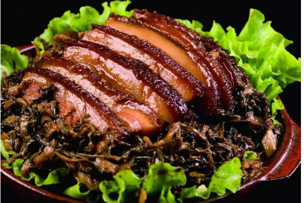 盐菜扣肉的美味,飘香了四周,挽留了心中的味道