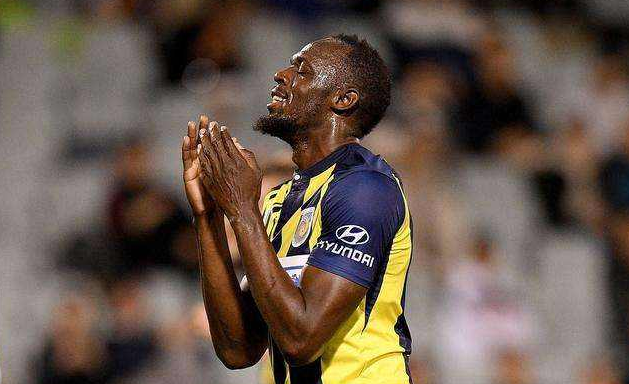 "闪电"博尔特踢足球真的烂?网友:请不要低估一个有梦想的人!