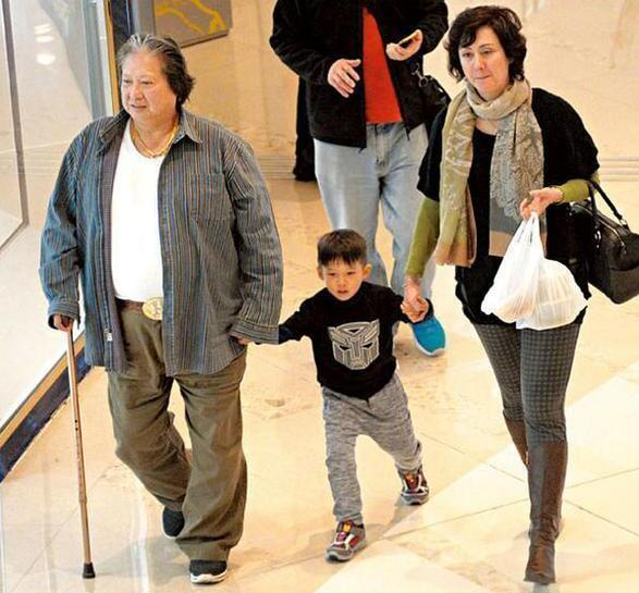 66的洪金宝近照曝光,腿脚不便坐着轮椅,却享受着温馨的晚年生活