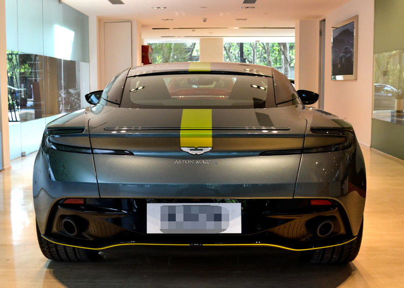 尾部的设计挺时尚的,上翘的尾翼很好看,尾灯的形状也比较好看.