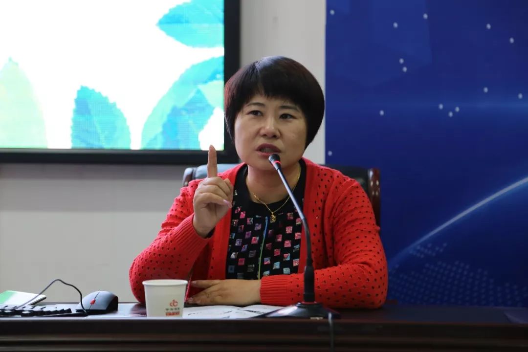 否定之否定中成长—兵团二中高中部王艾老师为我校青年教师开展讲座