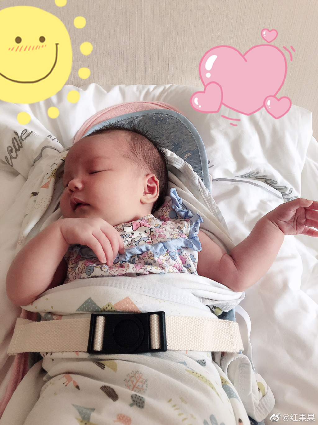 《小小智慧树》主持人红果果晒女儿近照,小橘子脸蛋似小版绿泡泡