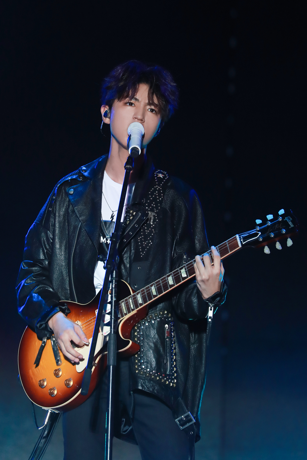 王俊凯弹吉他是什么感觉?粉丝:有谈恋爱的感觉