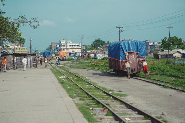 资料图片:尼泊尔贾纳克布尔火车站,铁路工作人员正在用人力推动火车
