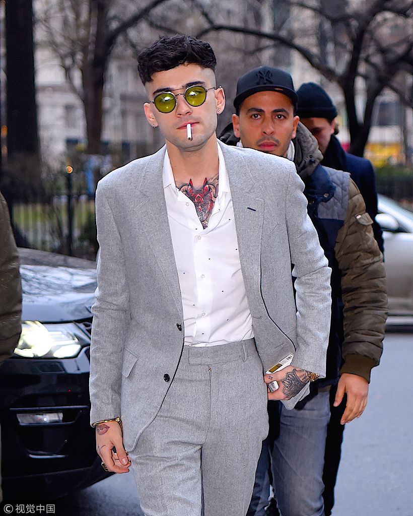 舔屏ing!"美渣"泽恩叼烟耍酷 灰色西装配"锅盖头"潮到飞起