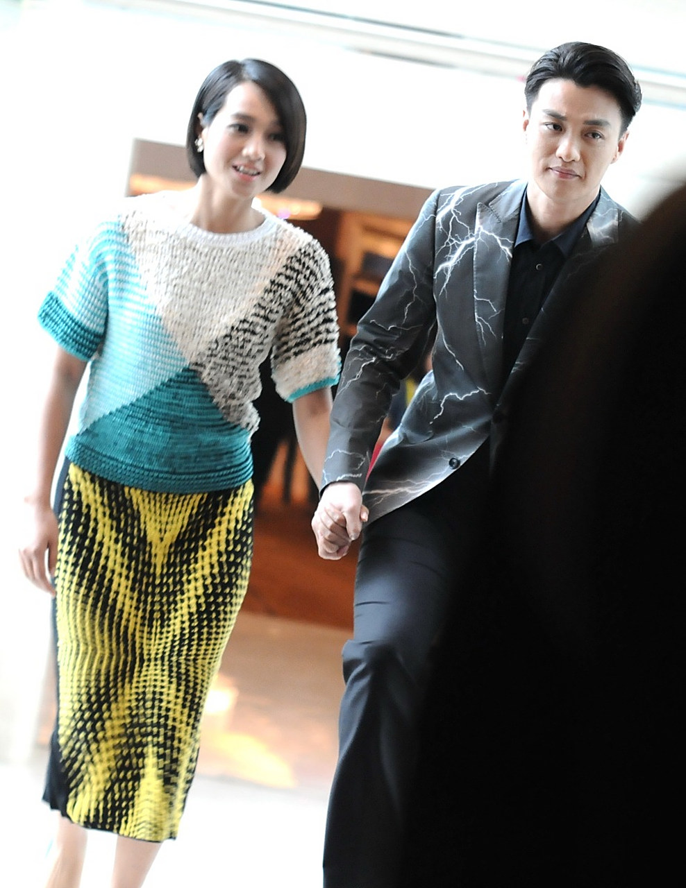 原来周一围和朱丹是夫妻,周一围浓眉大眼,英俊潇洒,身材高大确实受